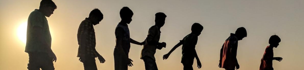 Siluetas de seis personas caminando en fila