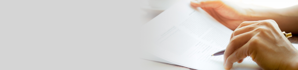 Persona leyendo un contrato