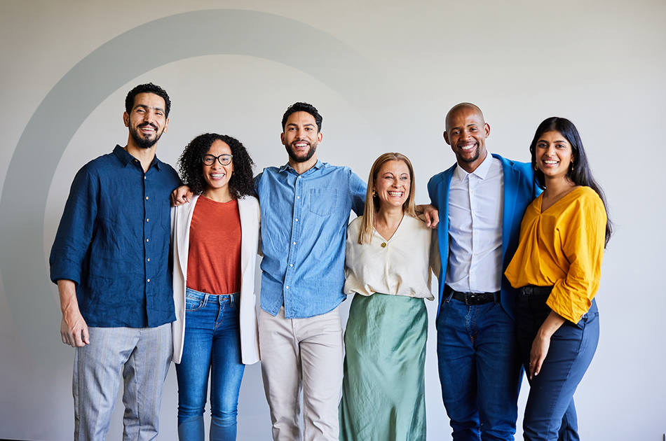 Personas abrazadas sonriendo y mirando de frente