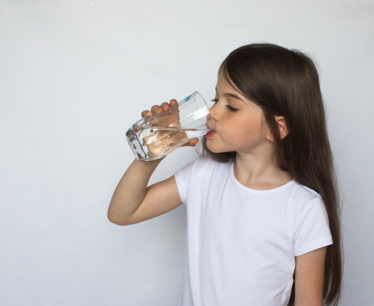 Niña bebiendo agua