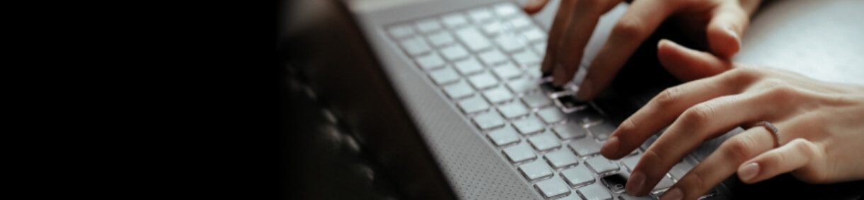 Persona escribiendo en una computadora