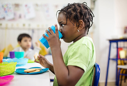 Niña alimentándose