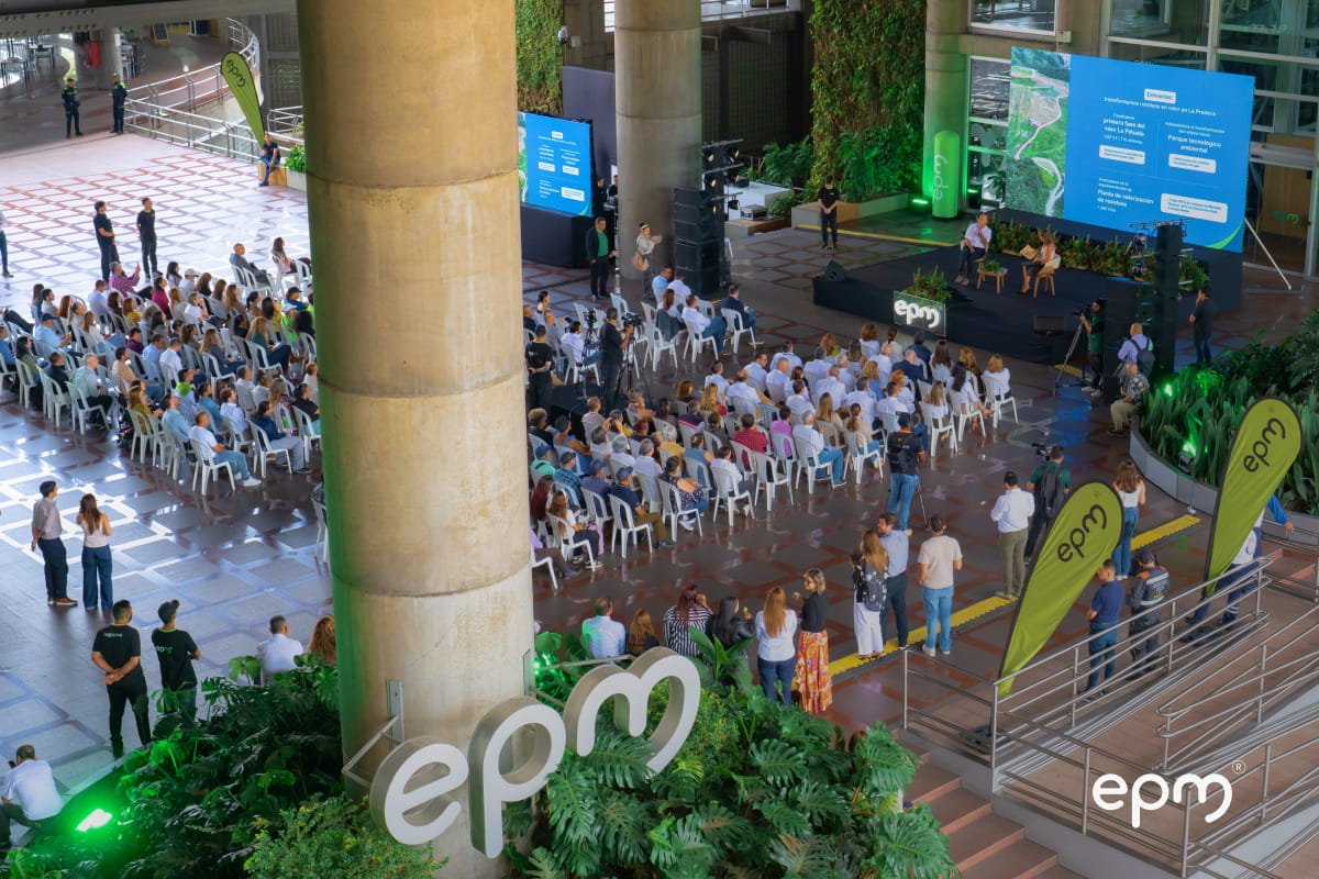 Asistentes participan en evento de la rendición de cuentas 2025