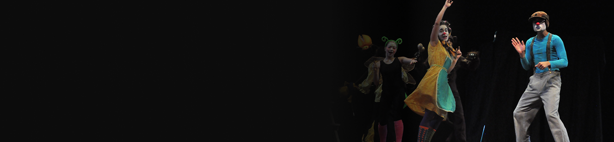 Artistas con maquillaje de payaso y vestuarios coloridos actúan sobre un escenario. 