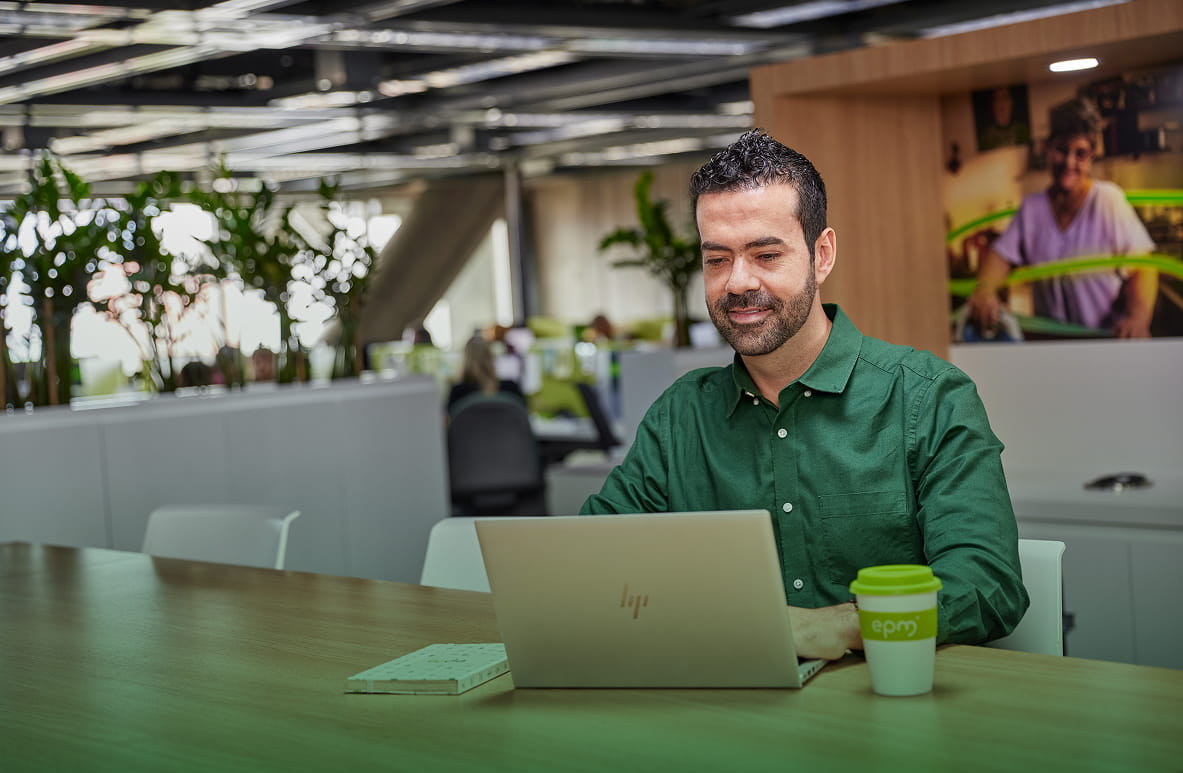 Hombre frente al computador realizando una solicitud de vinculación publicitaria