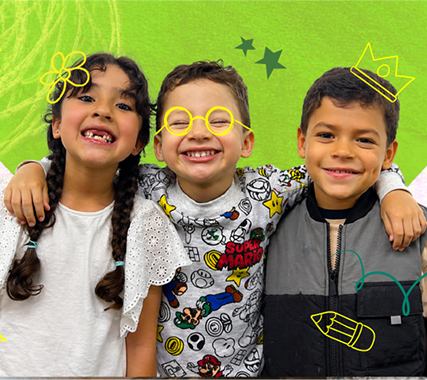 Tres niños sonriendo abrazados con dibujos infantiles de coronas y estrellas sobre un fondo verde y violeta.