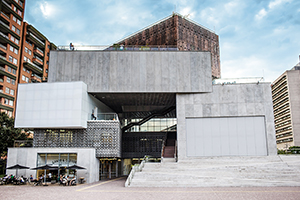 vista frontal del edificio moderno del Museo de Arte Moderno de Medellín.