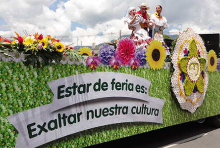  Personas en una carroza de feria de las flores