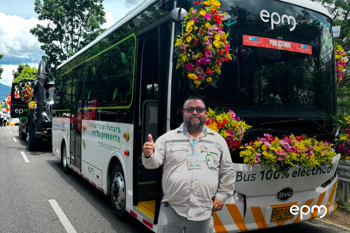 Bus eléctrico de EPM decorado con arreglos florales durante un desfile de la Feria de las Flores