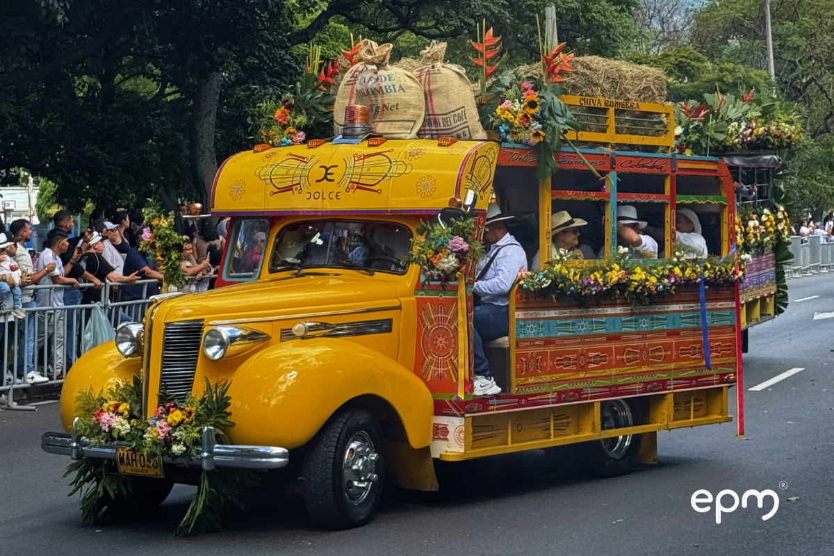 Chiva antioqueña adornada con flores recorre las calles durante el Desfile de Chivas y Flores