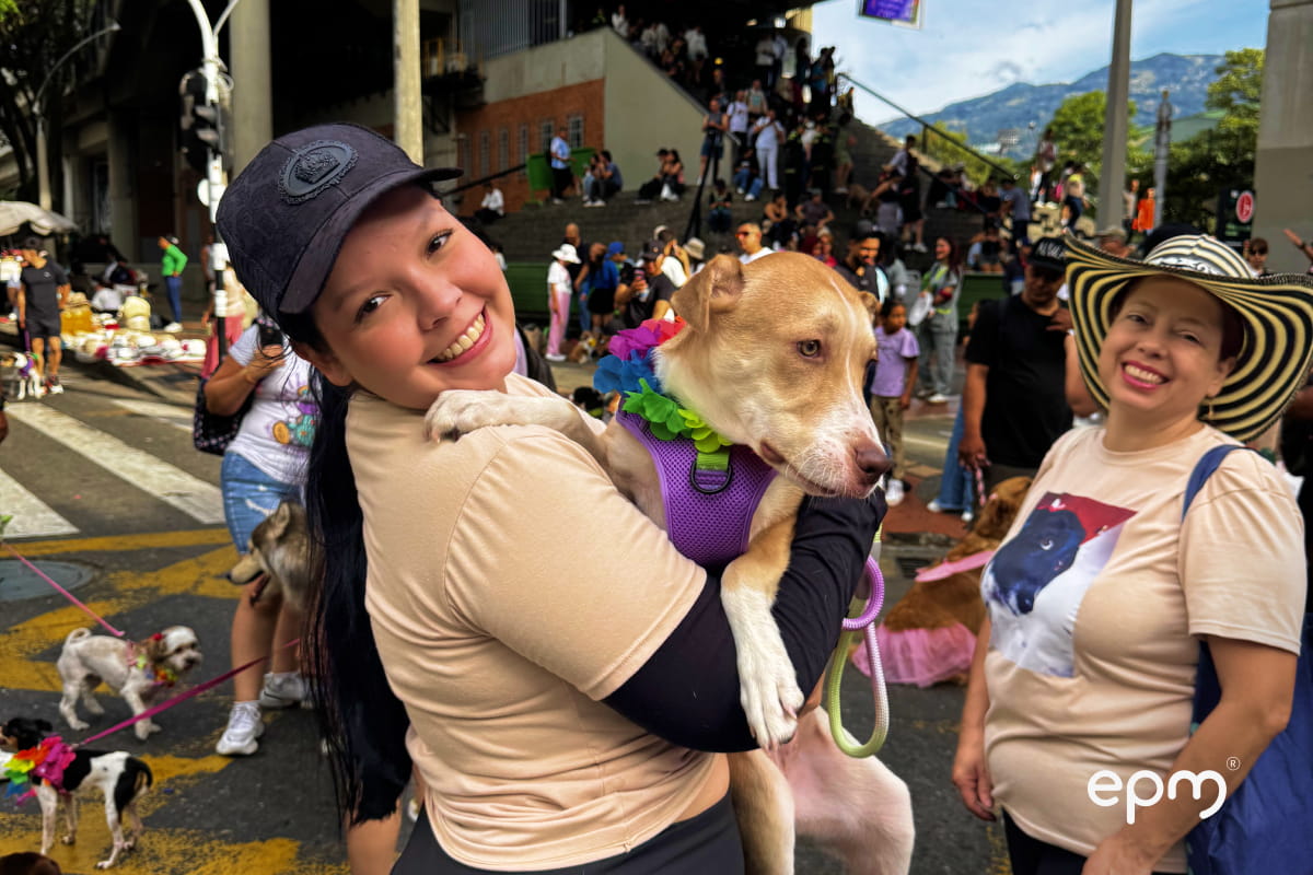 Participantes de la Caminata Canina comparten con sus mascotas durante la Feria de las Flores