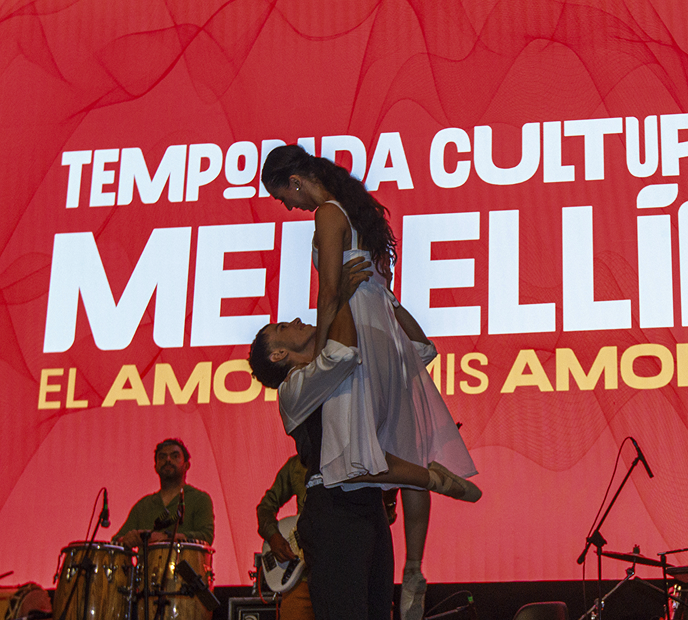 Una pareja de bailarines realiza una acrobacia en el escenario durante la Temporada Cultural Medellín.
