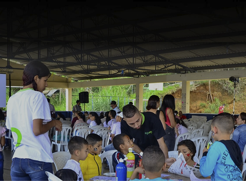 Actividad cultural comunitaria en Urabá con familias y niños en espacio público