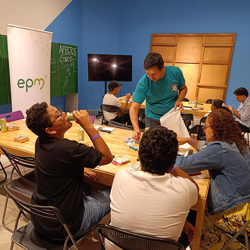 Participantes realizan una actividad formativa en un espacio educativo del Museo de Antioquia