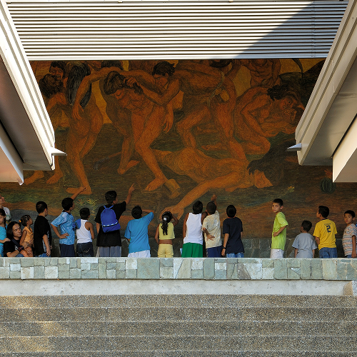 Niños observan mural artístico en la Casa Museo Maestro Pedro Nel Gómez en Medellín.