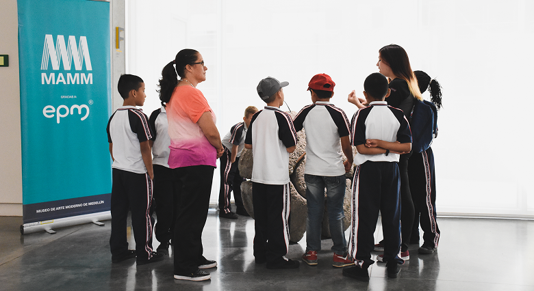 Jóvenes estudiantes acompañados de una maestra, realizan una visita al MAMM