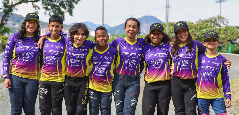 Jóvenes de equipo de BMX, posan para la foto.