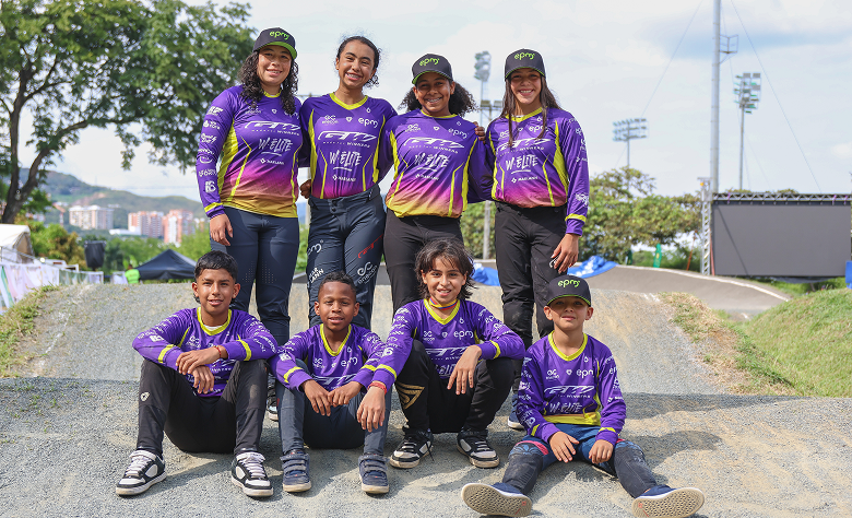 Jóvenes de equipo de BMX, posan para la foto.