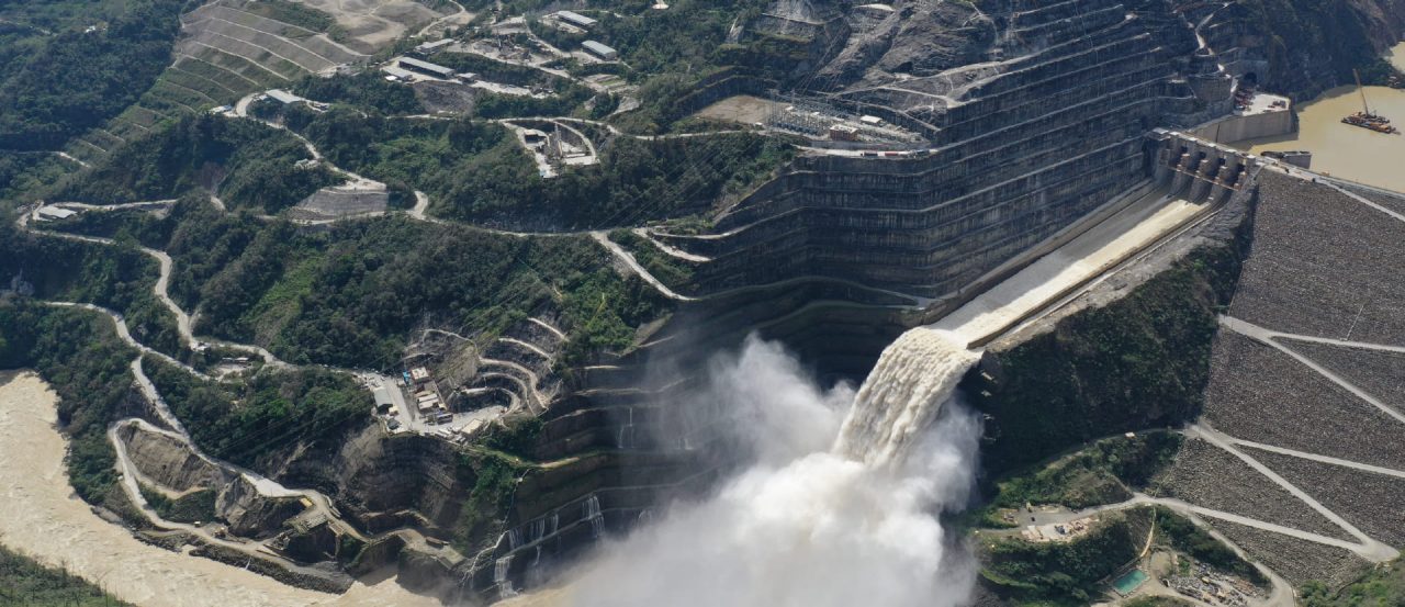 Vista frontal del muro de contención y vertederos de la Central Hidroituango bajo un cielo despejado