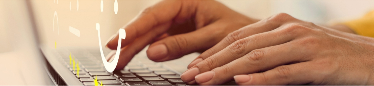 Acceso a 'Calificaciones de riesgo', acompañado de una imagen de manos escribiendo en un teclado de portátil