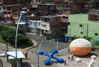 Barrio con casas y estructuras urbanas
