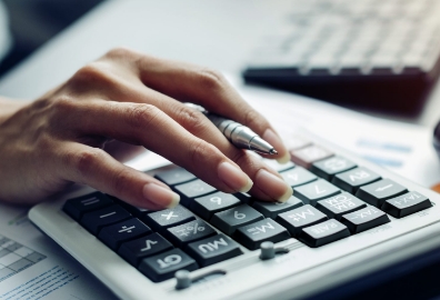 Manos usando una calculadora