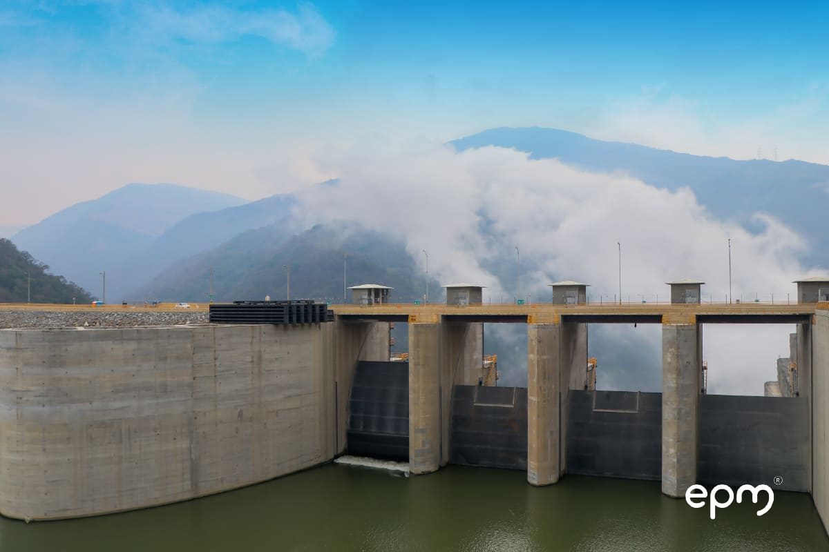 Vista frontal de los vertederos y el muro de contención de la Central Hidroituango