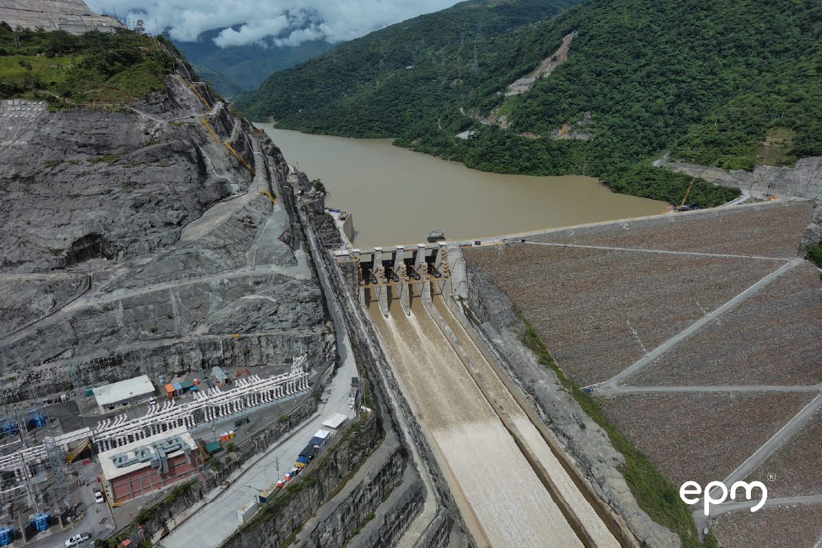 Panorámica aérea del embalse y la zona de descarga de la Hidroeléctrica Ituango