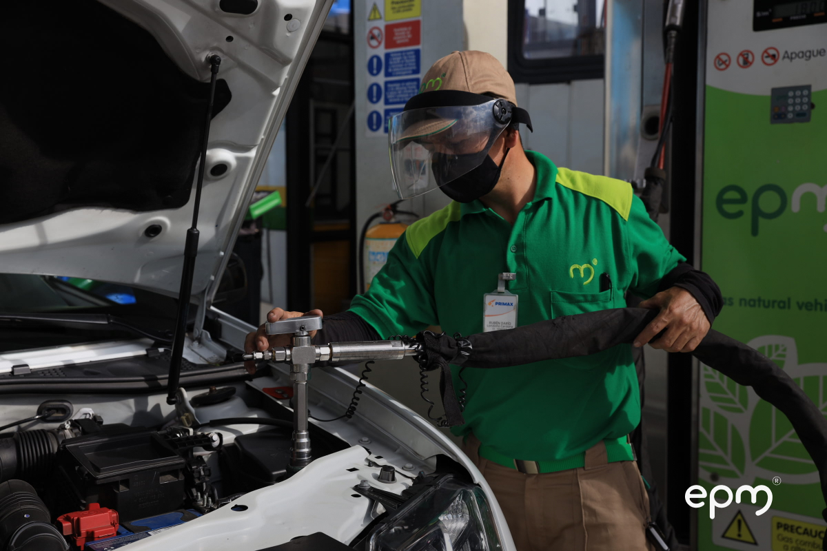 Operario abastece vehículo con gas natural en estación de servicio de EPM