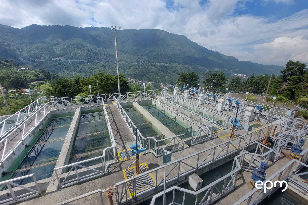 Infraestructura de planta de tratamiento de agua de EPM con tanques y sistemas de operación rodeados de montañas