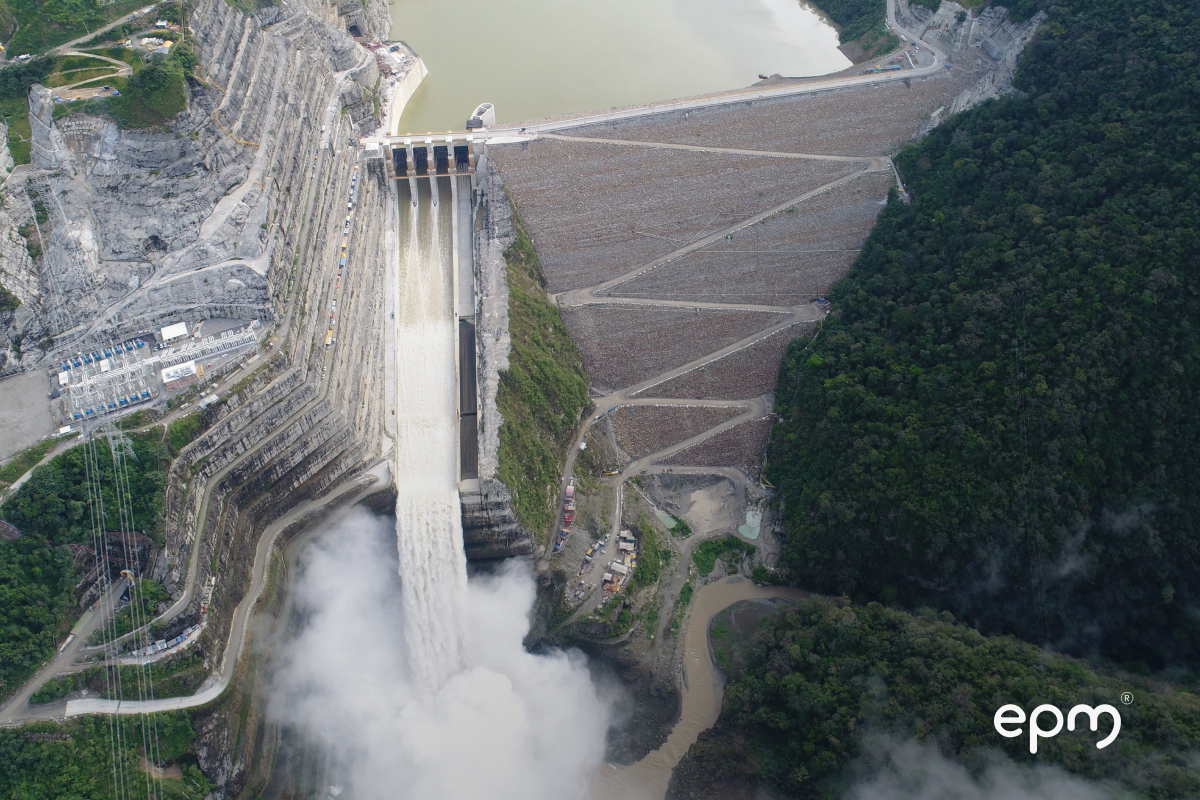 Vista aérea de la central Hidroituango con descarga controlada de agua y obras de infraestructura energética
