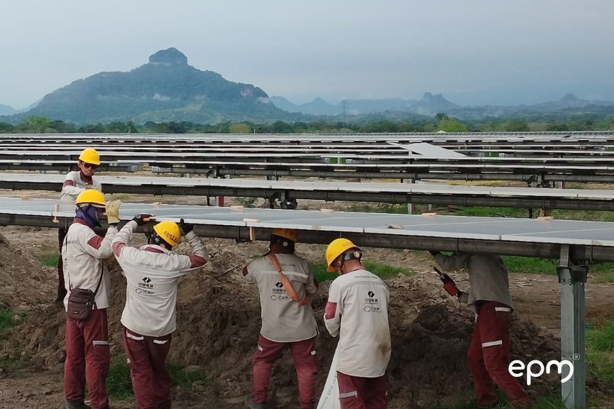 Fotografía de trabajadores de EPM cumpliendo su labor