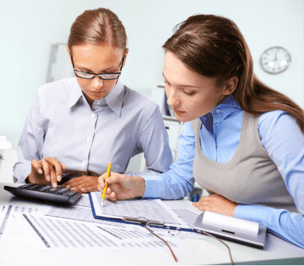 Dos mujeres revisando documentos y trabajando con una calculadora, con un botón de 'Learn more' y titulo "Debt report"