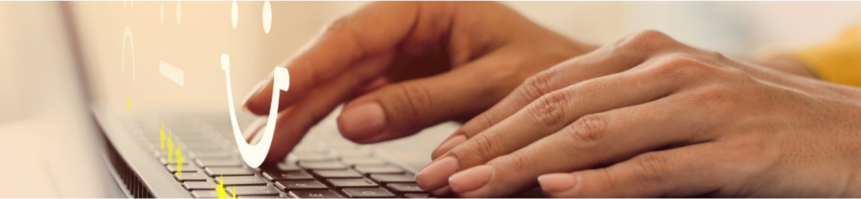 Mano tecleando en un computador, con un boton "Learn more" y un texto principal "Credit ratings"