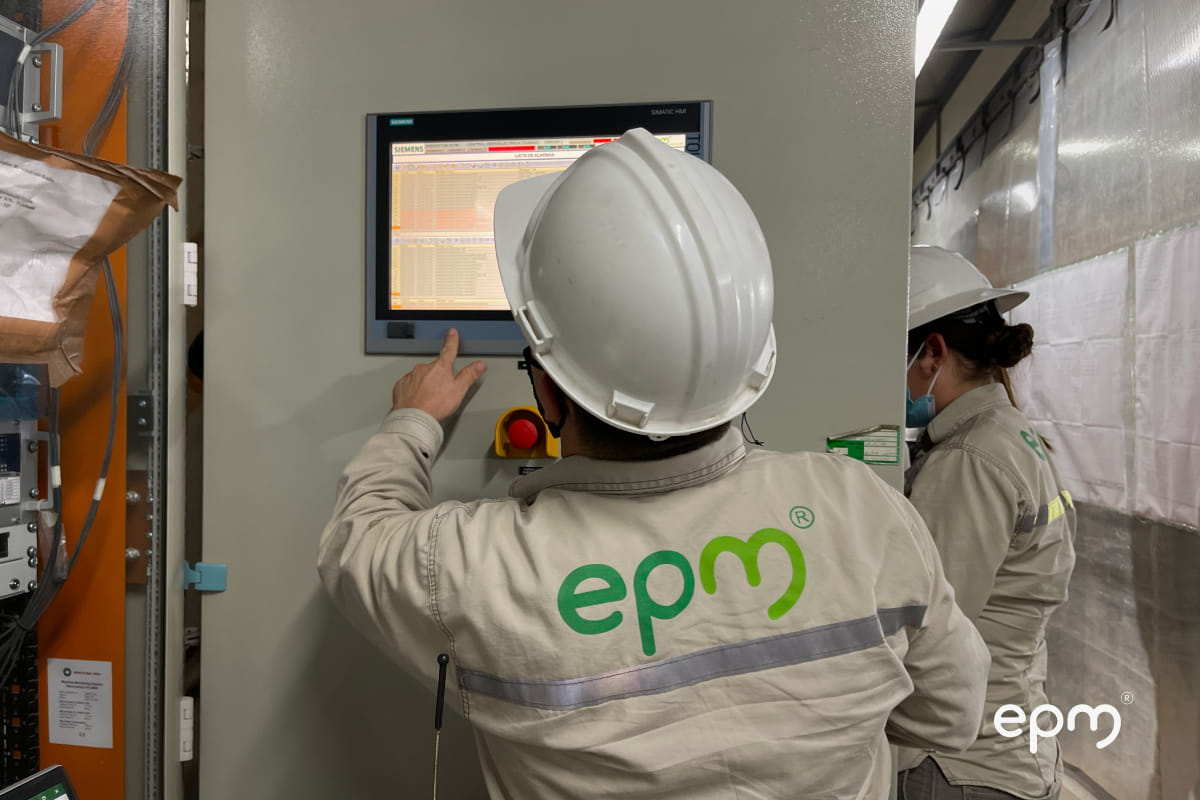 Funcionario de EPM trabajando en tablero eléctronico en planta de energía EPM