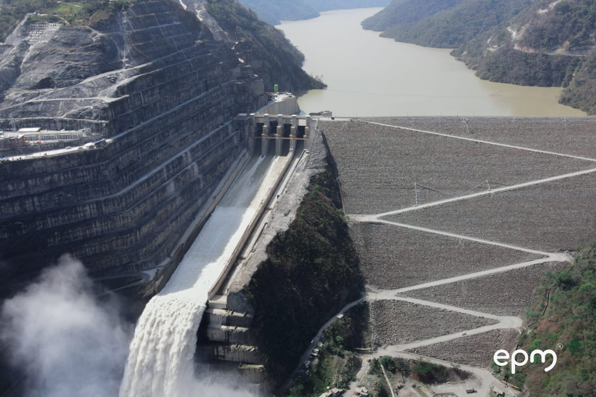 Fotografía panorámica de Hidroituango donde se observa el agua y las montañas de fondo