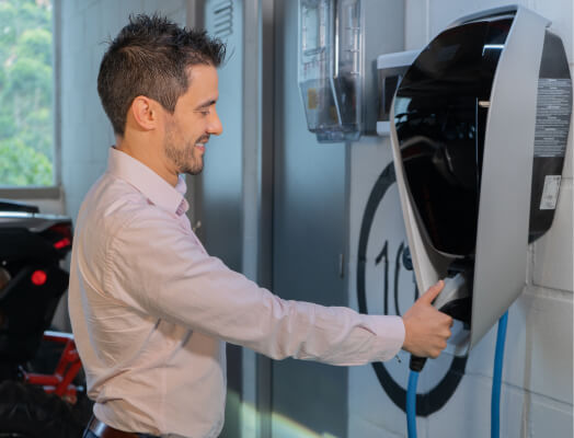 Persona cargando en interior energía