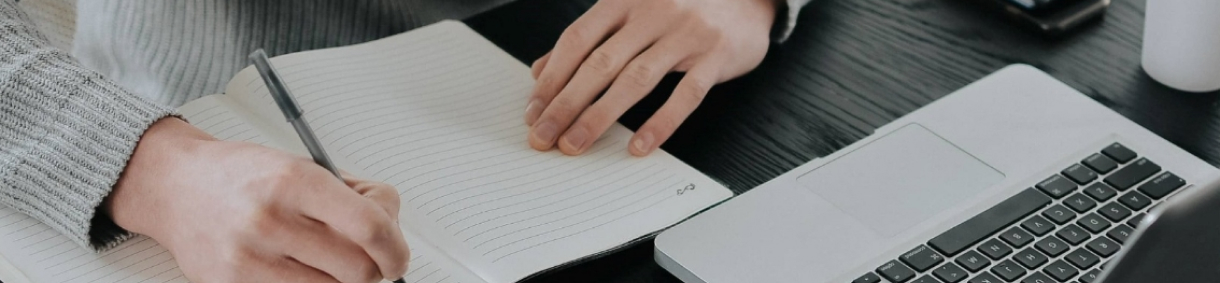 Centro de documentos proveedores y contratistas, el acceso a este contenido tiene una imagen de una persona escribiendo en un cuaderno junto a un computador portátil