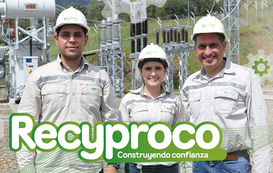 Grupo de tres trabajadores de EPM con cascos de seguridad y uniformes beige, sonriendo frente a una instalación eléctrica, junto al texto ‘Recyproco, Construyendo confianza’.