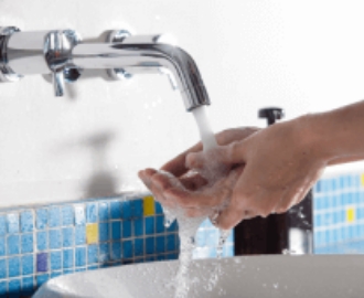 Persona lavándose las manos en el baño