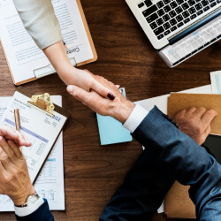 Personas dándose la mano