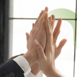 Personas juntando las manos