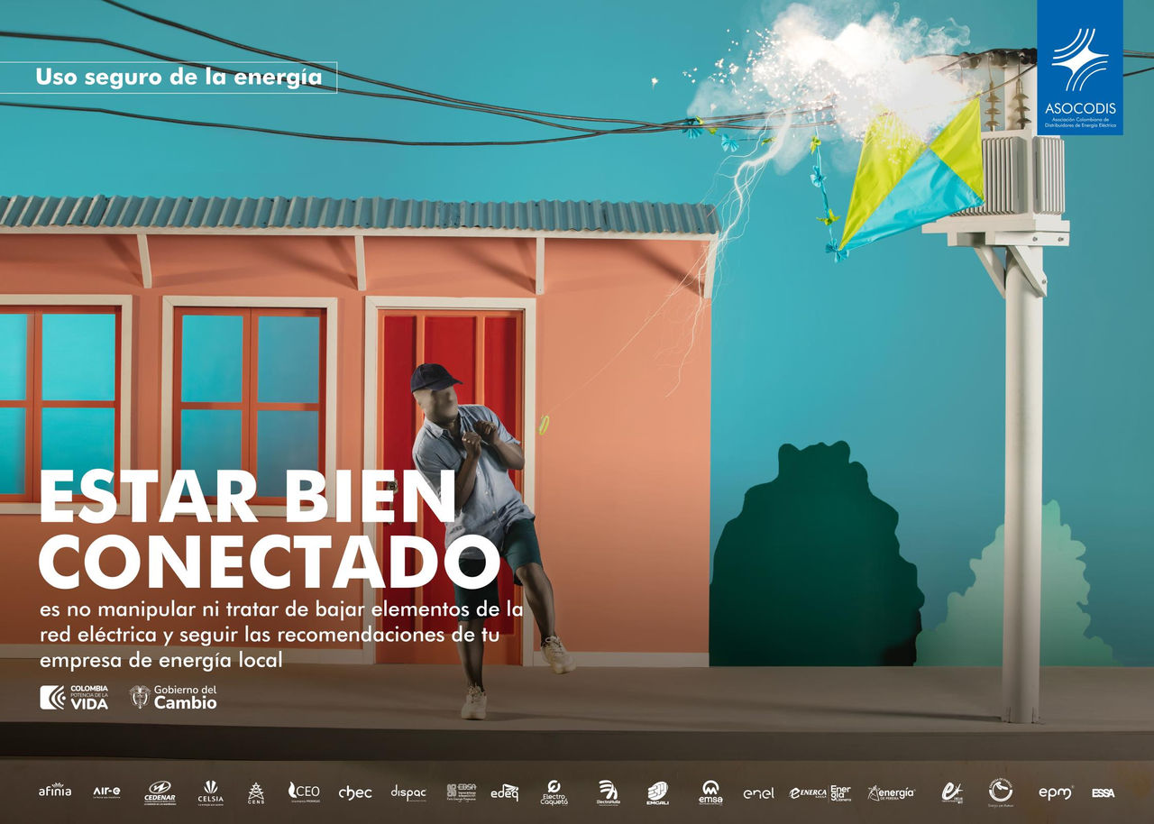 Imagen de dos hombres recreando el robo de energía