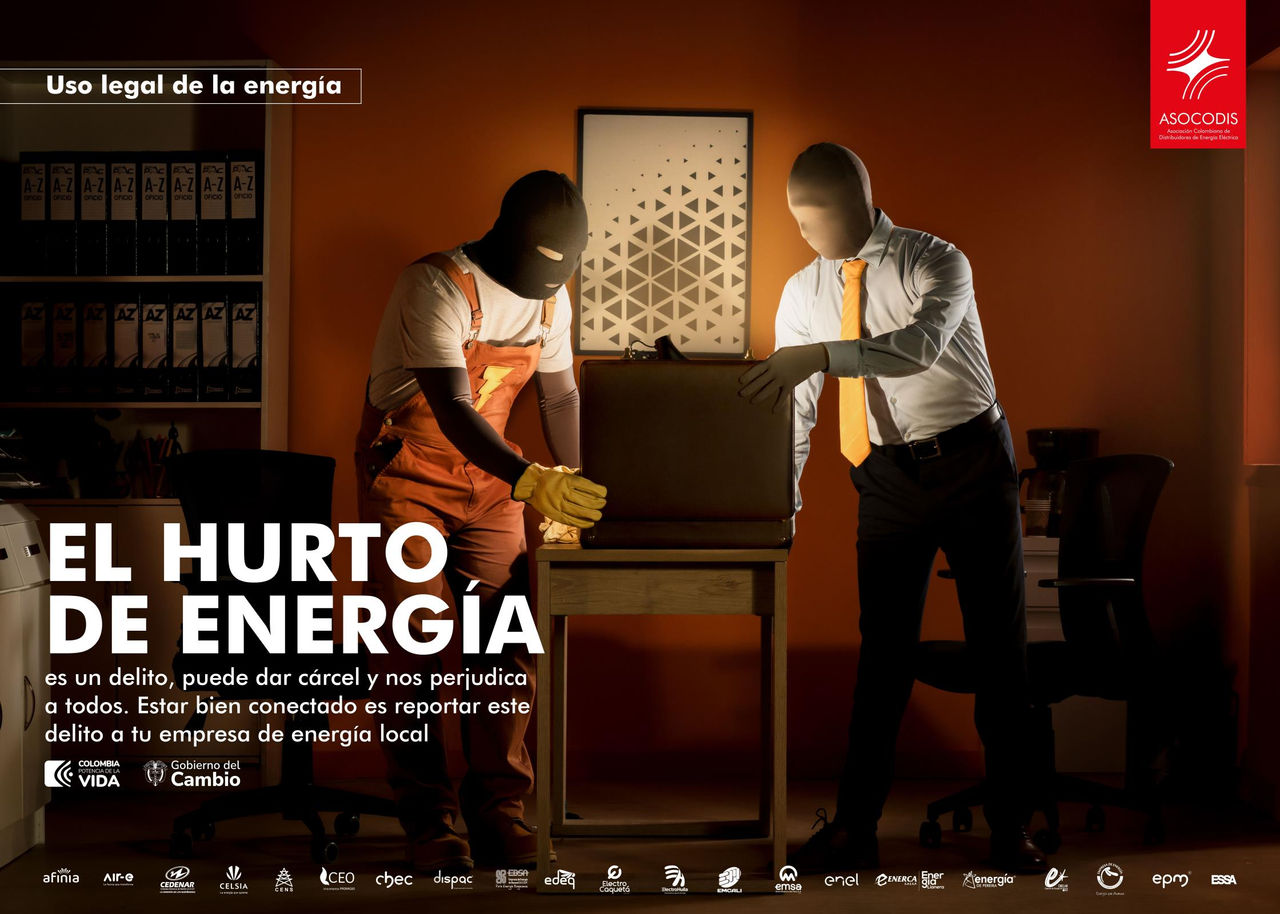 Imagen de dos hombres recreando el robo de energía