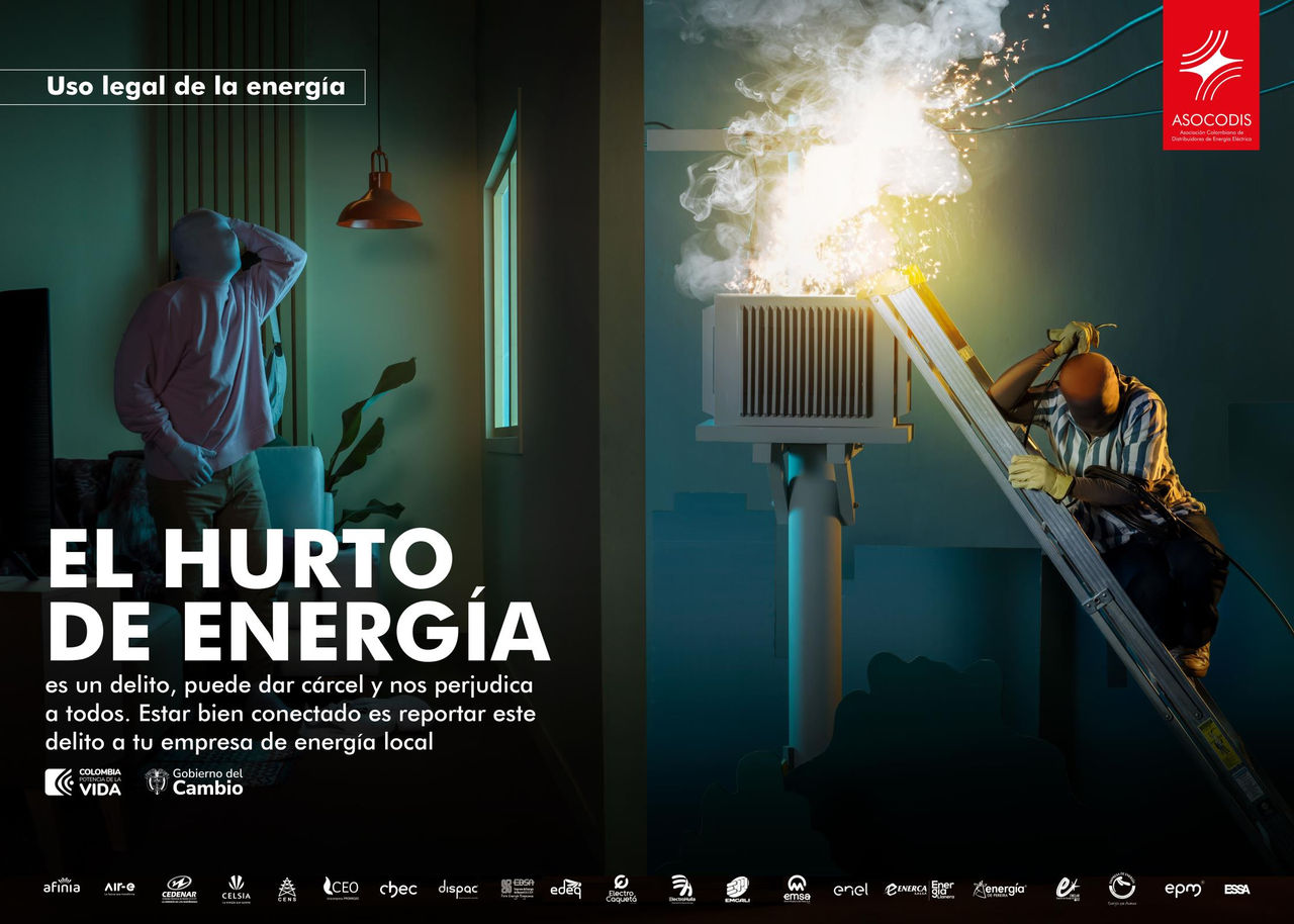 Imagen de dos hombres recreando el robo de energía