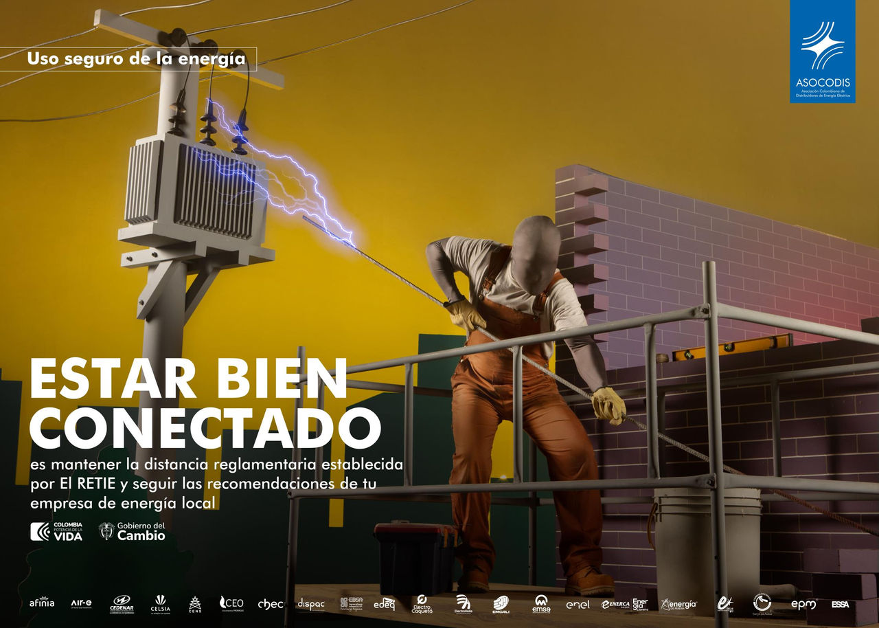 Imagen de un hombre recreando el robo de energía