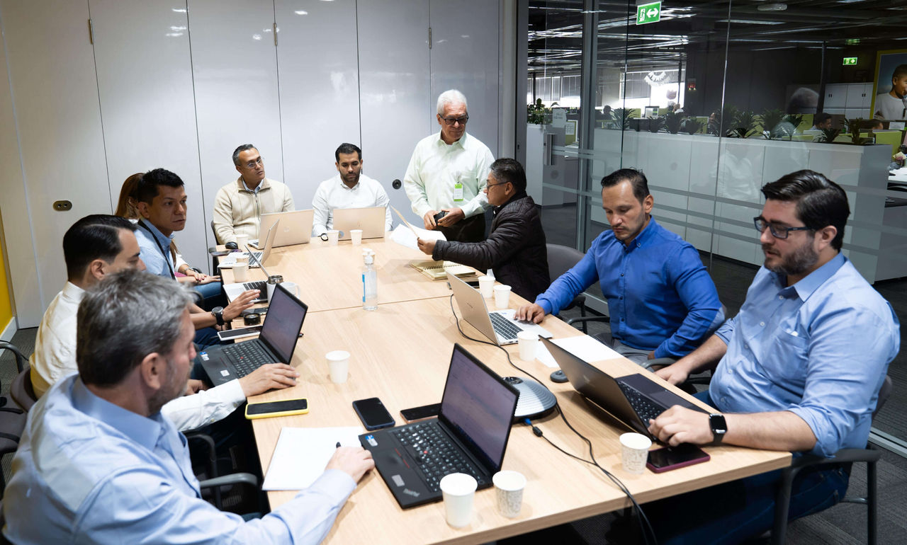 Personas reunidas en conferencia 