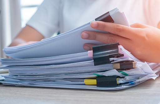 Persona organizando documentos