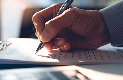 Persona firmando un documento
