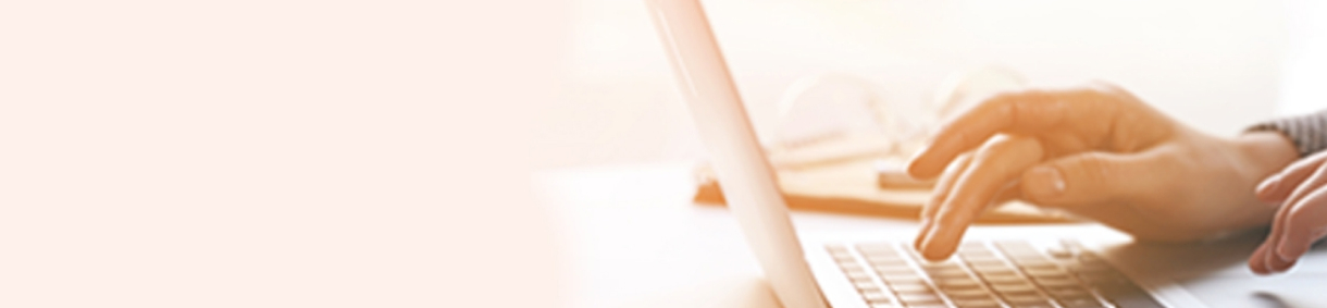 Manos de una persona escribiendo en un teclado de computadora portátil